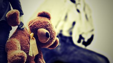 Dimite vocero griego en pleno escándalo de violaciones a menores