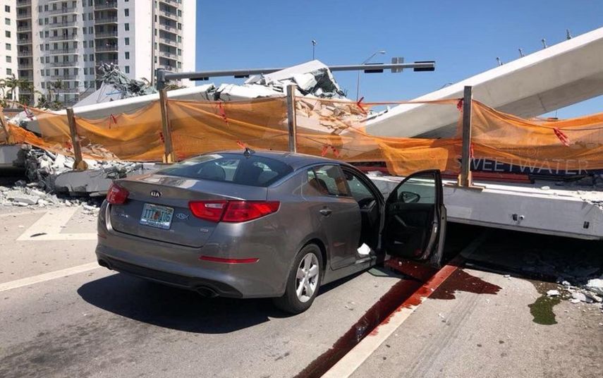 Vista de uno de los autos que quedó atrapado bajo la estructura del puente peatonal que colapsó frente a la Universidad Internacional de la Florida, en Miami.