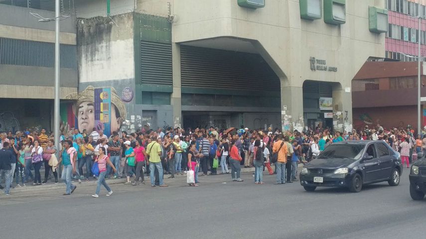 Caraqueños abarrotan las paradas de transporte público ante la suspensión del servicio del Metro de Caracas.