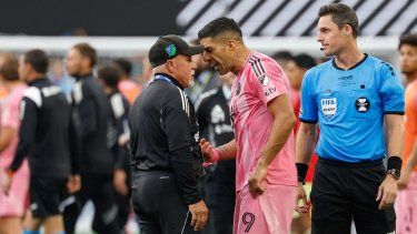 El jefe de seguridad Gene Ramírez (izq), de los Seattle Sounders, y Luis Suárez, número 9 del Inter Miami CF, interactúan tras la final de la Leagues Cup entre ambos clubes en el Lumen Field, el 31 de agosto de 2025 en Seattle, Washington. El jefe de seguridad Gene Ramírez (izq), de los Seattle Sounders, y Luis Suárez, número 9 del Inter Miami CF, interactúan tras la final de la Leagues Cup entre ambos clubes en el Lumen Field, el 31 de agosto de 2025 en Seattle, Washington.