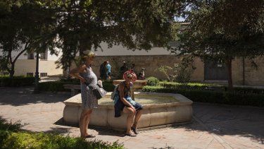 Una mujer se refresca en una fuente en Ronda, sur de España, mientras el país enfrenta la cuarta ola de calor del verano, el 9 de agosto de 2024.&nbsp;