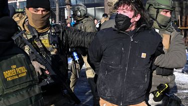 Uno de los agitadores en Minneapolis pagados o incentivados por grupos y activistas de la izquierda radical.