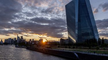 Vista del Banco Central Europeo al atardecer, Fráncfort, Alemania.