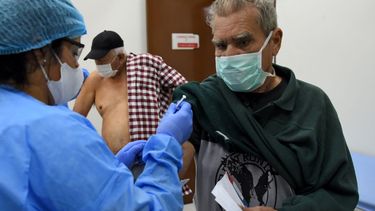 Un trabajador de la salud aplica una vacuna contra la gripe a un anciano en Asunción, el 15 de abril de 2020 durante la pandemia de coronavirus COVID-19. Las autoridades de salud en Paraguay están alentando a las personas mayores de 60 años a vacunarse contra la gripe para reducir las complicaciones de quienes podrían contagiarse con el nuevo coronavirus.