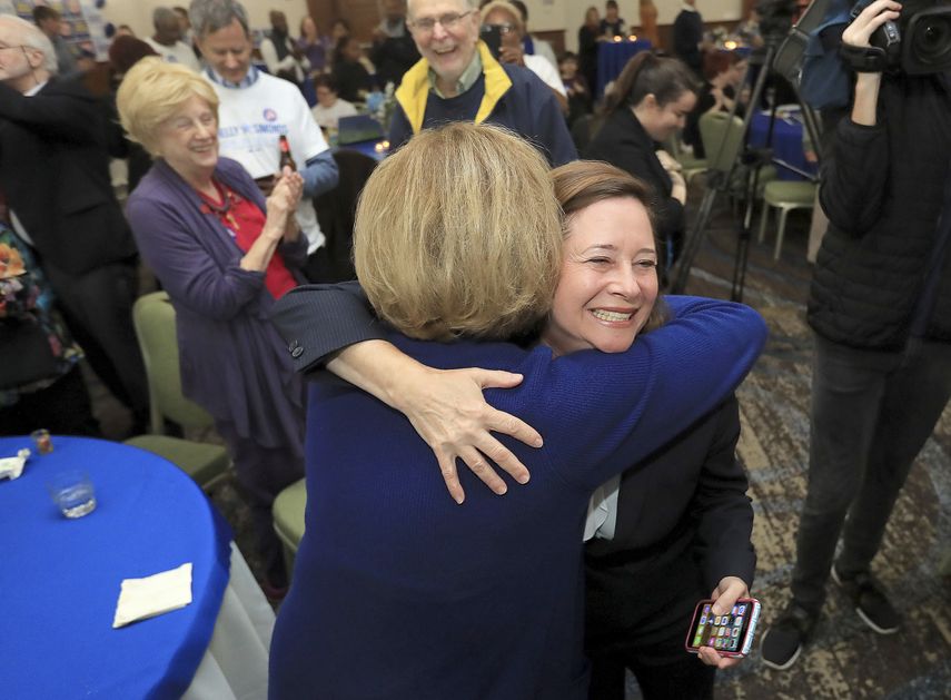 La candidata por el 94to distrito, Shelly Simonds, celebra con sus simpatizantes mientras comienzan a revelarse los resultados electorales, el martes 5 de noviembre de 2019 en Newport News, Virginia.&nbsp;