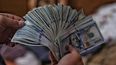 Hombre con un conjunto de billetes de 100 dólares