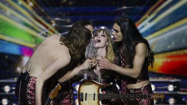 Miembros de la banda italiana de glam rock Maneskin besan el trofeo después de ganar el Festival de la Canción de Eurovisión, el sábado 22 de mayo de 2021, en la arena Ahoy en Rotterdam, Holanda. El cantante Damiano David ha sido acusado de consumir cocaína en el festival.