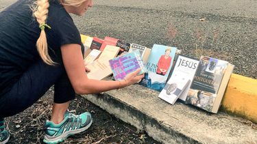 Lilian Tintori con libros para su esposo, a las afueras de la cárcel militar de Ramo Verde.