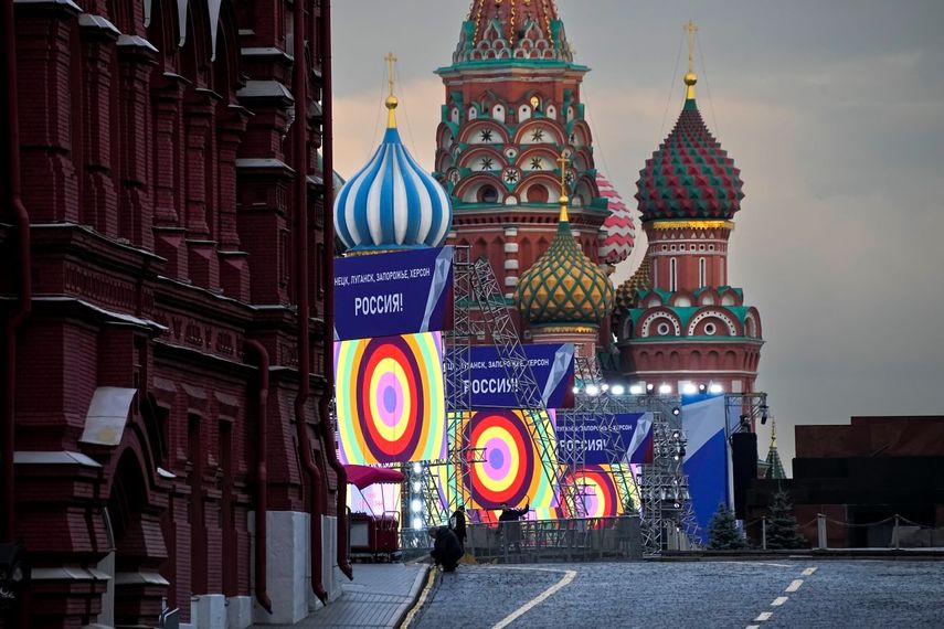 Personas hacen preparativos para un concierto en la Plaza Roja de Moscú, con estructuras que llevan las palabras Donetsk, Luhansk, Zaporiyia, Jersón, Rusia, con la Catedral de San Basilio y el Mausoleo de Lenin como telón de fondo, el jueves 29 de septiembre de 2022.