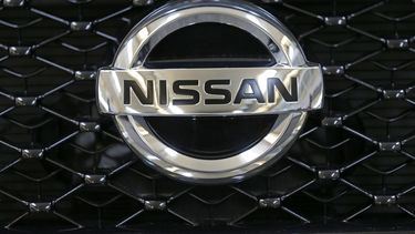 Logo de Nissan en la parrilla de una Nissan Pathfinder en el Salón de Automóvil de Pittsburgh.&nbsp;