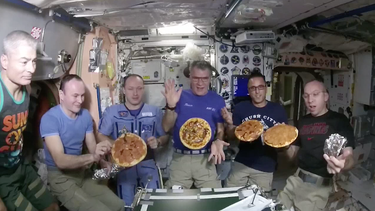 Astronautas de la NASA preparan una pizza fuera de este mundo