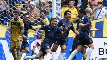 El defensa neozelandés #04 del Auckland City, Christian Gray (D), celebra el primer gol de su equipo durante el partido del Grupo C de la Copa Mundial de Clubes de la FIFA 2025 entre el Auckland City de Nueva Zelanda y el Boca Juniors de Argentina en el estadio Geodis Park en Nashville el 24 de junio de 2025. 