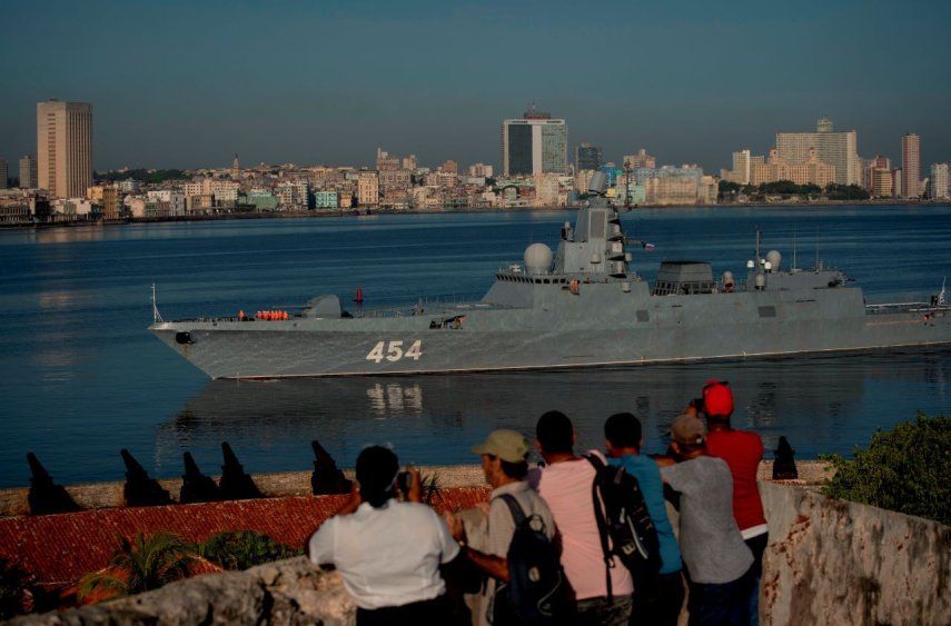 La fragata Almirante Gorshkov de la Armada rusa llega al puerto de La Habana, Cuba, el 24 de junio de 2019.