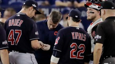 Bauer no paró de sangrar en el primer inning por lo cual tuvo que ser reemplazado.