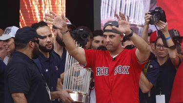 Alex Cora, segundo manager latino en ganar la Serie Mundial, espera llevar nuevamente a sus muchachos al título en 2019.
