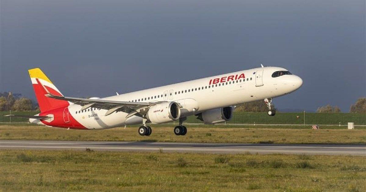 Avión de Iberia aterriza de emergencia en Madrid tras impacar con un pájaro