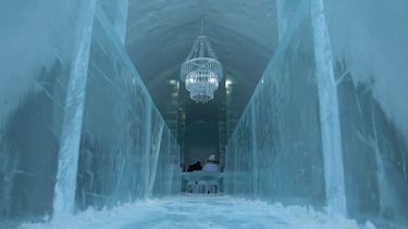 Vista interior del Ice Hotel, un hotel hecho de hielo en Suecia.