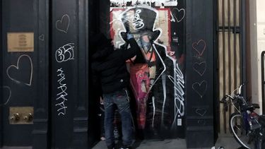 El artista de grafiti Saynosleep pinta una puerta en la ciudad de Nueva York el 15 de diciembre de 2020.
