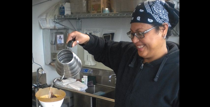 La dueña de un restaurante en San Francisco prepara café. (AP)