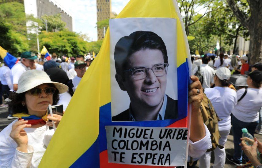 Una mujer sostiene una bandera nacional durante la llamada Marcha Silenciosa para mostrar apoyo a la salud del senador Miguel Uribe Turbay y pedir paz para el país en Medellín, Colombia, el 15 de junio de 2025.