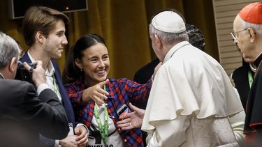 &nbsp;El&nbsp;papa&nbsp;Francisco (2-d) saluda varios jóvenes durante un encuentro pre-sinodal en el Pontificio Colegio Internacional Maria Mater Ecclesiae en Roma (Italia), hoy 19 de marzo de 2018.&nbsp;