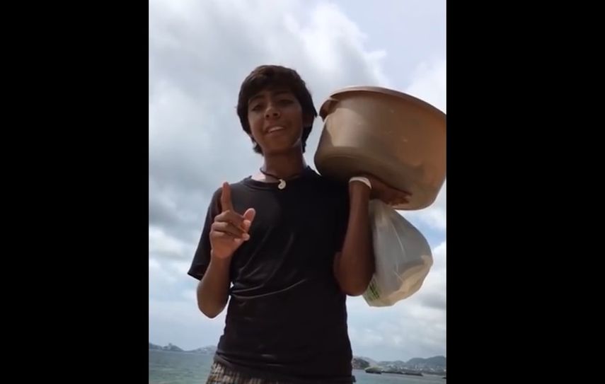 Con camiseta negra, shorts y su canasta de empanadas al hombro, Francisco Orihuela Ramírez ofrece un elaborado, pero divertido discurso a una pareja de potenciales compradores