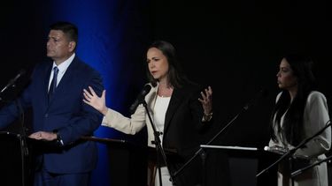La candidata María Corina Machado habla durante el debate de los candidatos a la primaria de la oposición.