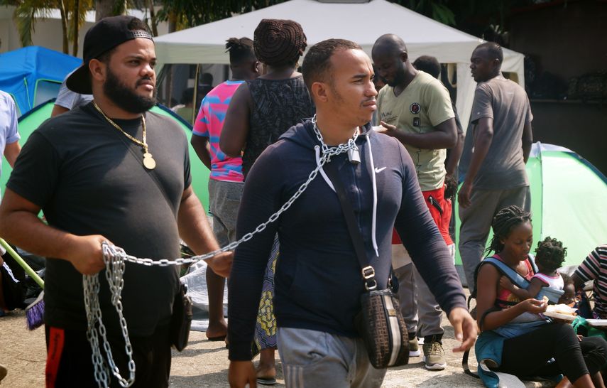 El&nbsp;cubano&nbsp;Dennis Hernández Varona (d), escenifica una crucifixión este lunes, en Chiapas (México) para exigir que las autoridades migratorias mexicanas le otorguen un permiso para poder cruzar el país.&nbsp;