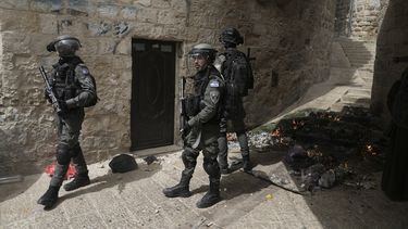 Policías israelíes se despliegan en la zona antigua de Jerusalén, el domingo 17 de abril de 2022.&nbsp;