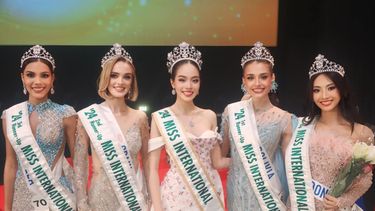 Sophie Kirana, cuarta finalista; Sakra Guerrero, tercera finalista; Alba Pérez, segunda finalista; Camila Ribera Roca, primera finalista; y Hunh Th Thanh Thy, Miss International 2024. 