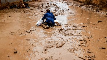 Una mujer se cae en el barro tras fuertes lluvias en Paiporta, Comunidad Valenciana.