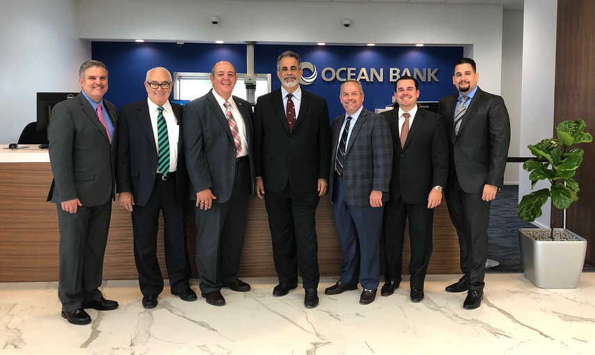 Ralph Gonzalez-Jacobo, vicepresidente ejecutivo y director de préstamos de Ocean Bank (centro) con ejecutivos bancarios en la apertura de la nueva sucursal de Kendall Drive, 15680 SW 88th Street en Miami.