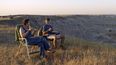 En esta imagen difundida por Searchlight Pictures, Frances McDormand, izquierda, y David Strathairn en una escena de Nomadland.&nbsp;