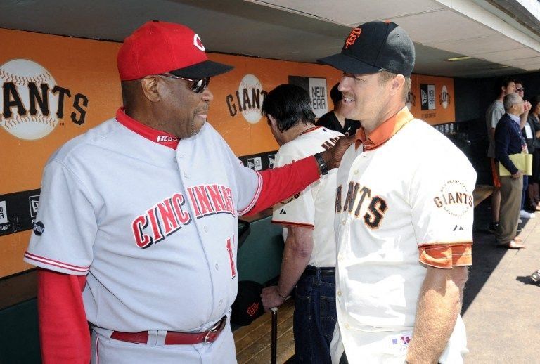 La leyenda de los Gigantes de San Francisco, Jeff Kent (der.), conversa con Dusty Baker #12, mánager de los Rojos de Cincinnati, en el Día de las Leyendas de los Gigantes de San Francisco, antes de un partido de béisbol de la MLB entre los Rojos de Cincinnati y los Gigantes de San Francisco el 11 de junio de 2011 en el AT&T Park de San Francisco, California.&nbsp;