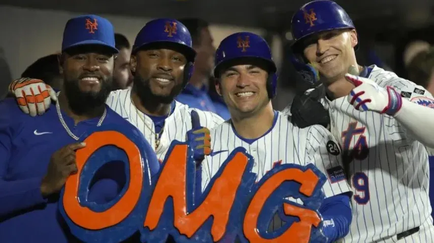 De izquierda a derecha, Luis Severino, Starling Marte, el cubano José Iglesias y Brandon Nimmo, de los Mets de Nueva York, posan con un cartel después de que Nimmo conectara un jonrón de dos carreras durante la cuarta entrada de un partido de béisbol contra los Nacionales de Washington, el miércoles 18 de septiembre de 2024, en Nueva York.