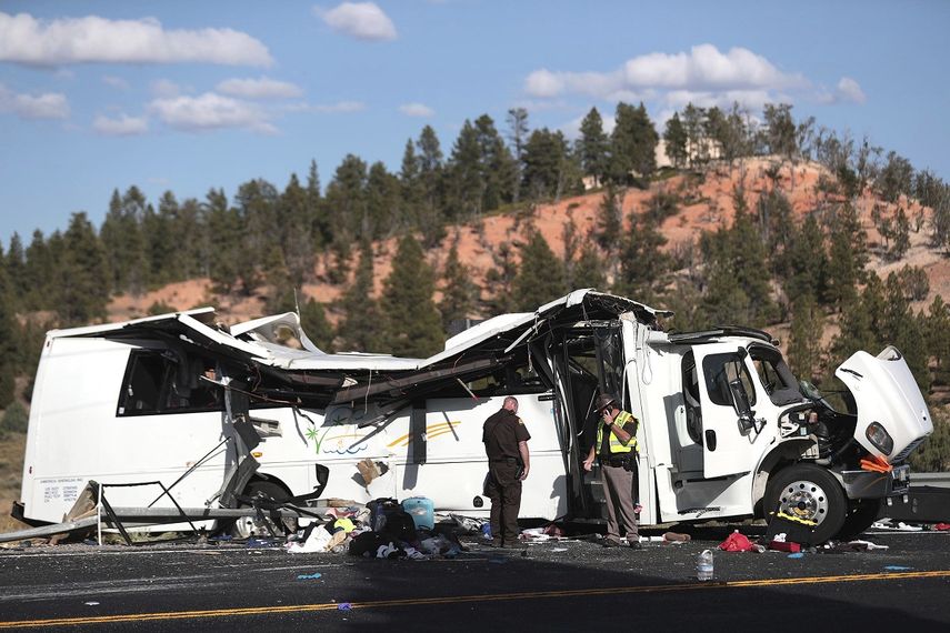 Las autoridades trabajan en el lugar donde al menos cuatro turistas chinos murieron al estrellarse su autob&uacute;s contra la barandilla cerca del Parque Nacional Bryce Canyon, Utah, el 20 de septiembre de 2019.&nbsp;