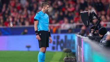 El árbitro Glenn Nyberg revisa el VAR antes de otorgar un penalti al Benfica durante el partido de vuelta de los playoffs de la fase eliminatoria de la UEFA Champions League entre el SL Benfica y el AS Monaco en el estadio de la Luz en Lisboa el 18 de febrero de 2025.&nbsp;