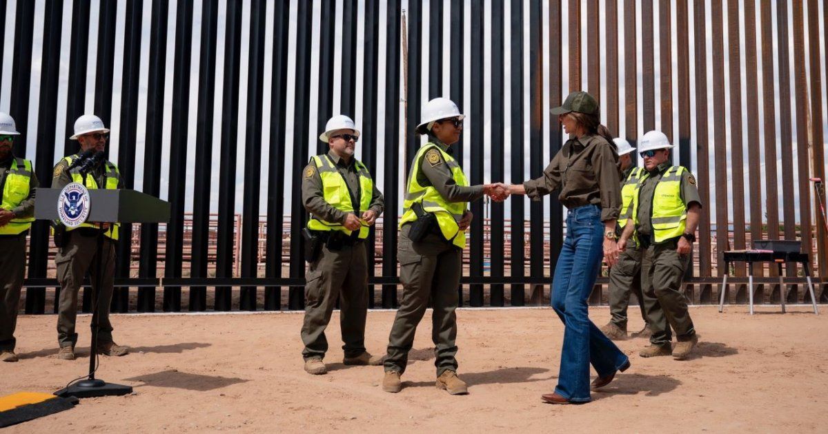 EEUU pinta de negro la valla fronteriza, busca elevar la temperatura para impedir el paso de migrantes