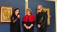 Gloria Estefan se dirige a los presentes, acompañada de la alcaldesa del Condado Miami-Dade, Daniella Levine Cavañ y su esposo Emilio Estefan.&nbsp;