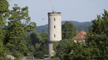 Foto de archivo del 27 de marzo de 2017 del castillo de Bielefeld, Alemania. La ciudad que, según una teoría conspirativa en broma, no existe, ofrece 1 millón de euros como premio a quien sea capaz de demostrarlo, se informó el miércoles 21 de agosto de 2019.&nbsp;