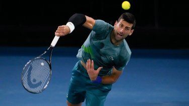 El serbio Novak Djokovic con su saque en la sesión de entrenamiento antes del inicio del Abierto de Australia en Melbourne Park, el sábado 13 de enero del 2024.