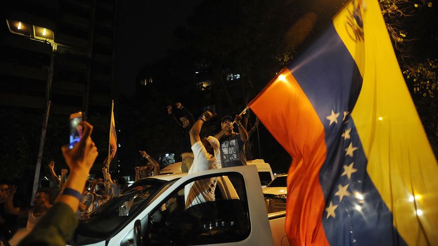 Venezolanos celebraron con banderas el triunfo anhelado de la oposición (ARCHIVO)
