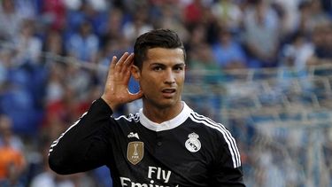 Los organizadores de la subasta esperan escuchar ofertas por los artículos deportivos. (REUTERS)