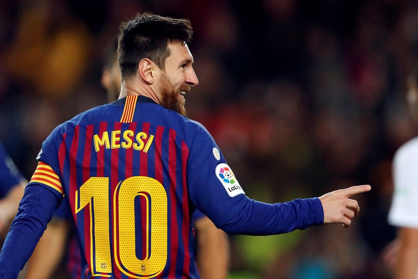 Messi, con una media de 0,91 tantos por partido en la Liga, es el máximo goleador histórico de la competición por delante del portugués Cristiano Ronaldo, que vestido con la camiseta del Real Madrid anotó 311 tantos, y Telmo Zarra, autor de 251 dianas entre el 1940 y el 1955.