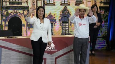 Los candidatos presidenciales peruanos, Keiko Fujimori y Pedro Castillo, saludan al final del último debate televisado en Arequipa el 30 de mayo de 2021, antes de la segunda vuelta de las elecciones del 6 de junio.