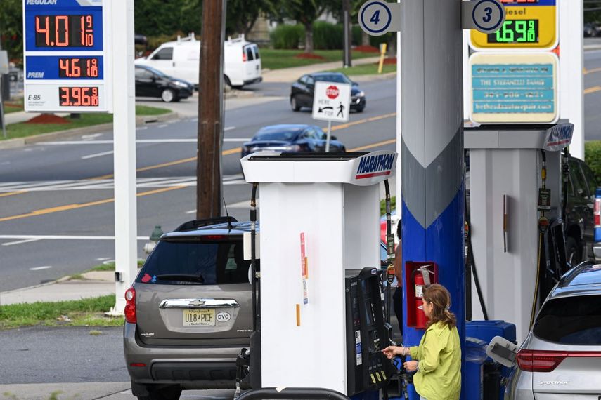 Una mujer echa combustible a su auto. Los precios de la gasolina siguen en ascenso nuevamente.&nbsp;