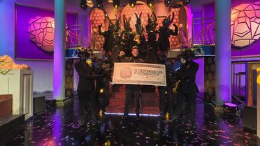 Robbie Mora posa con el premio de Los 50.