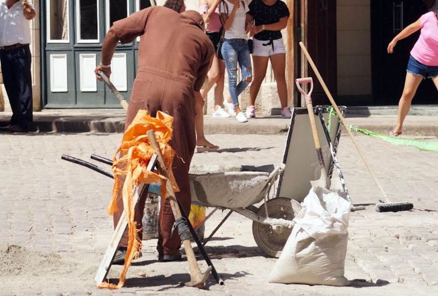 Algunos cálculos elevan a unos 10 000 los trabajadores ilegales del turismo que han quedado desamparados en medio de la crisis sanitaria.