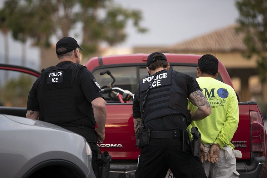 Fotografía de julio de 2019 de agentes de ICE que detienen a un individuo en Escondido, California, julio del 2019.&nbsp;