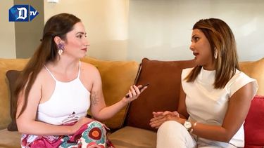 Camila Mendoza (izq.), anfitriona de Caf&eacute; con Camila, entrevista a la actriz y presentadora cubana Camila Arteche.